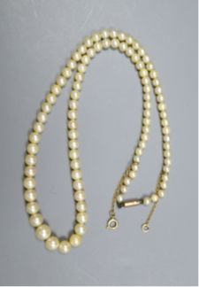A single strand graduated cultured pearl necklace with 9ct barrel clasp, 39.5cm.